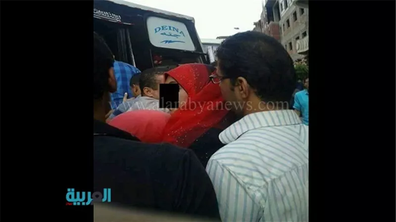 بالصور.. شاب يتحرش بالمحجبات في المنصورة