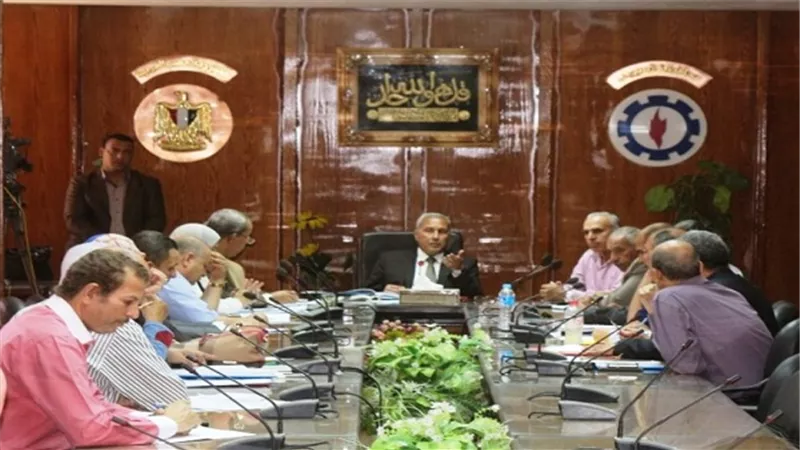 بالصور.. محافظ السويس يبحث 30 طلب تعيين في ثان لقاء جماهيري