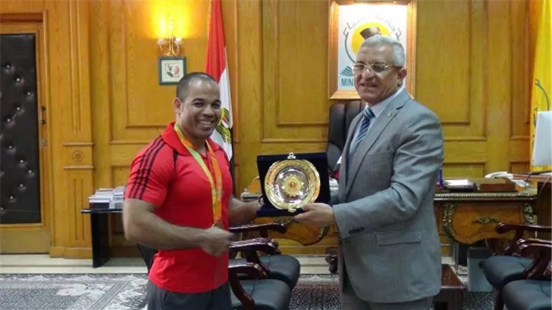 رئيس جامعة المنيا يكرم صاحب ذهبية رفع الأثقال بـ