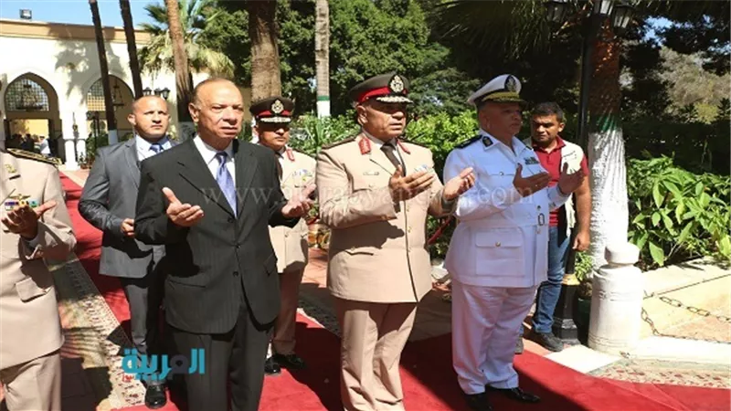 بالصور.. محافظ القاهرة يضع إكليل الزهور على قبر الجندي المجهول