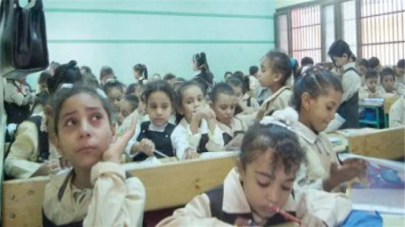 تكاسل الجهات المسئولة ببنها يهدد مستقبل 350 طالبًا.. مدرسة الشهيد مدحت طلعت مهددة بالإنهيار وأبنائها مشردون.. وأولياء أمور 