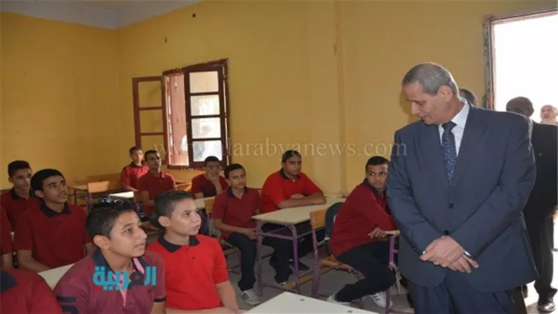 بالصور.. وزير التعليم يشدد على استخدام السبورات الذكية فى الفصول