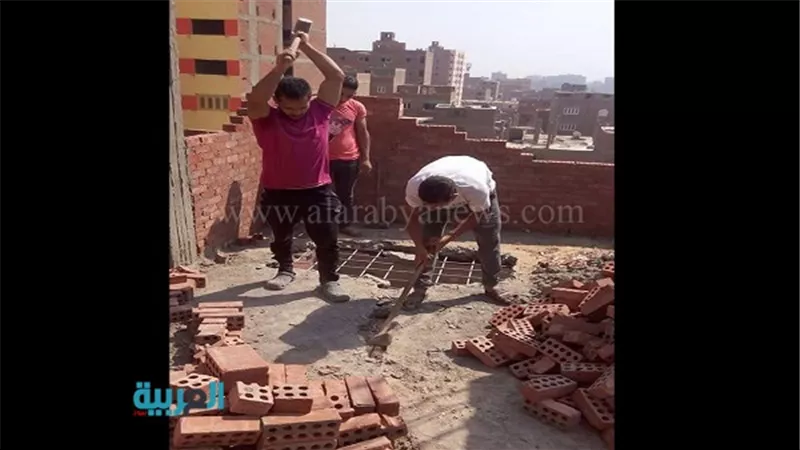 بالصور.. إزالة عقارين مخالفين بحي الهرم 