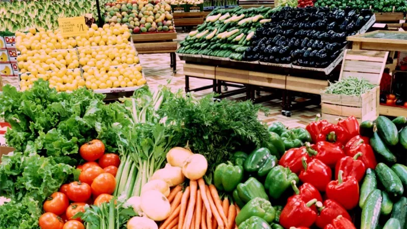 ارتفاع أسعار الخضروات والفاكهة بسوق العبور
