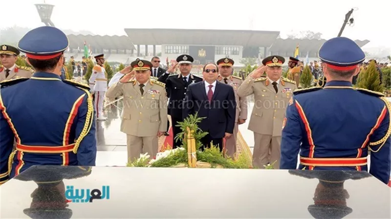 بالصور.. السيسي يضع إكليل زهور على قبر الجندي المجهول