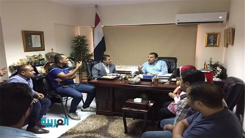 بالصور.. حاتم باشات يحل أزمة عمال شركة 