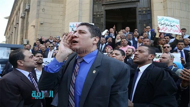 بالصور.. وقفة للمحامين أمام 