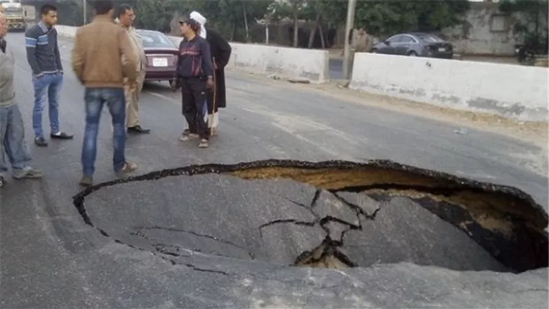 هبوط أرضي مفاجئ في شارع بالعياط