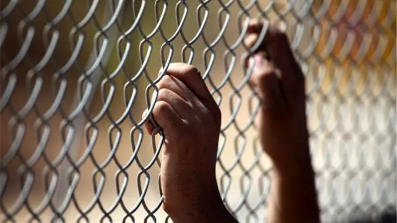 الاحتلال ينقل أسيرين مضربين لعيادة الرملة وآخر إلى 