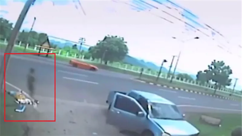 شاهد.. لحظة ظهور شبح فوق جثة فتاة متوفية 