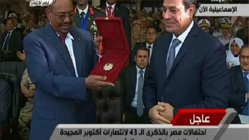 السيسي يمنح الرئيس السوداني وسام نجمة الشرف