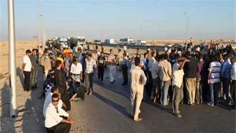اهالي ميت غمر يقطعون طريق 