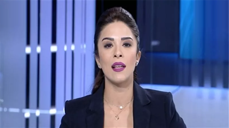مذيعة 