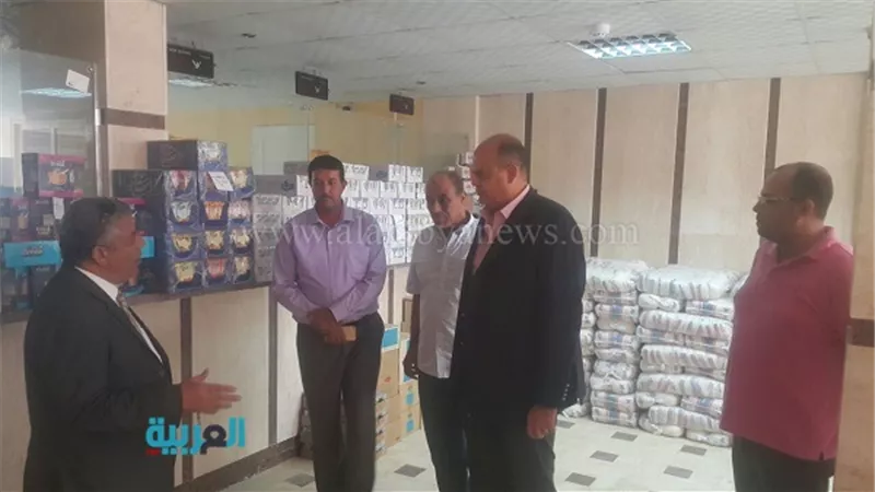 بالفيديو.. محافظ مطروح يتابع توزيع السلع المدعمة بـ 3 مدن