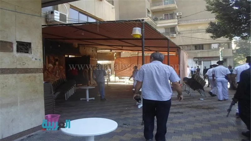بالصور.. حملة لإزالة اشغالات المقاهي المخالفة بعمارات العبور 