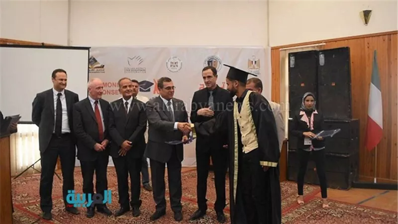 بالصور.. محافظ الفيوم يشهد حفل تخرج طلاب الثانوية الفنية بدمو