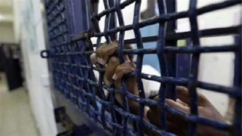 الاحتلال يصدر أحكاماً بالسّجن الفعلي والغرامات المالية بحقّ أسرى