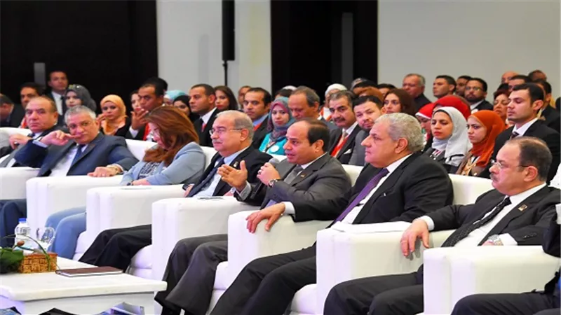 السيسي يلتقي مع مجموعة من مستثمري شرم الشيخ والعاملين بالسياحة