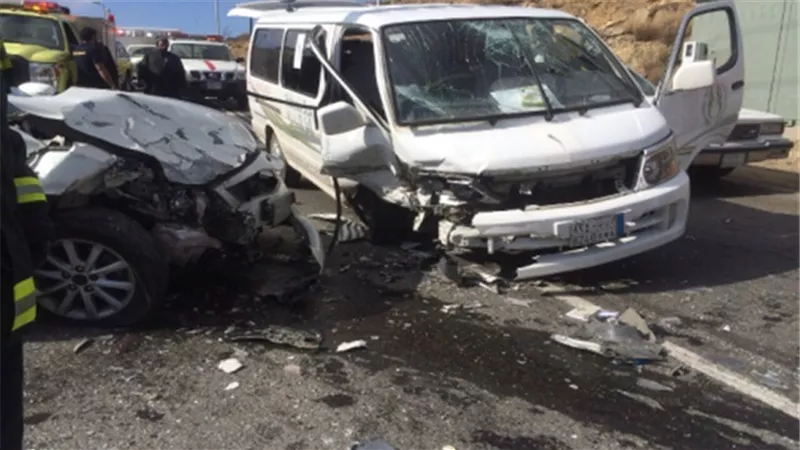 مصرع 3 أشخاص وإصابة 4 آخرين في حادثي تصادم بالشرقية