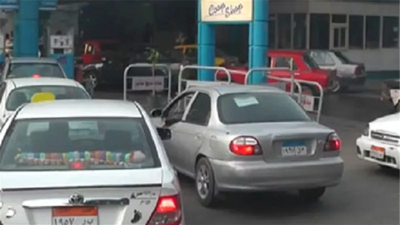 بالفيديو.. حشود أمام محطات الوقود وسط أنباء عن رفع الأسعار