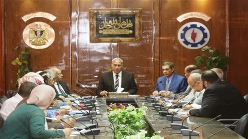 محافظ السويس يوافق على صرف مساعدات لـ3 حالات