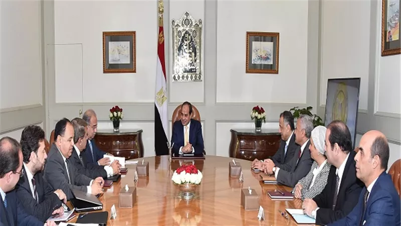 السيسي يجتمع برئيس مجلس الوزراء ومحافظ ومسئولي البنك المركزي
