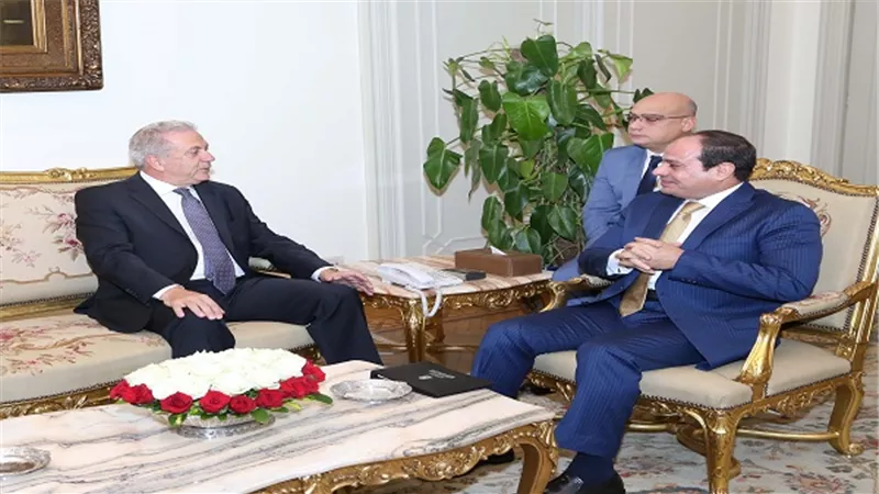 السيسي يستقبل المفوض الأوروبي لشئون الهجرة والمواطنة