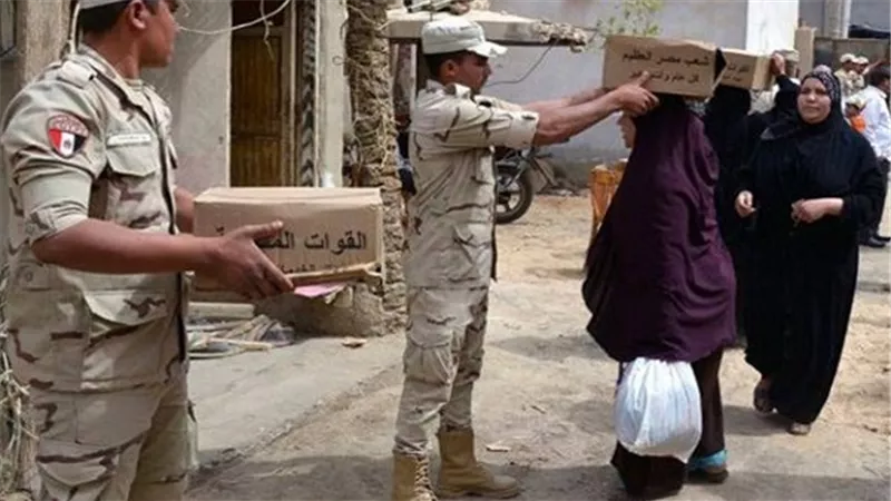 القوات المسلحة توزع 60 ألف كرتونة سلع غذائية بقرى أسيوط