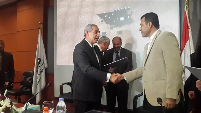 بالصور.. تسليم اخطارات تخصيص 175 قطع اراض صناعية بقويسنا