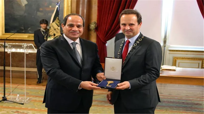السيسي يزور مقر عمودية لشبونة ويتسلم مفتاح المدينة