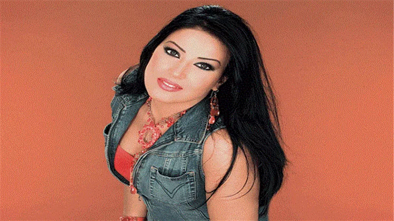 سمية الخشاب بفستان قصير يكشف رشاقتها