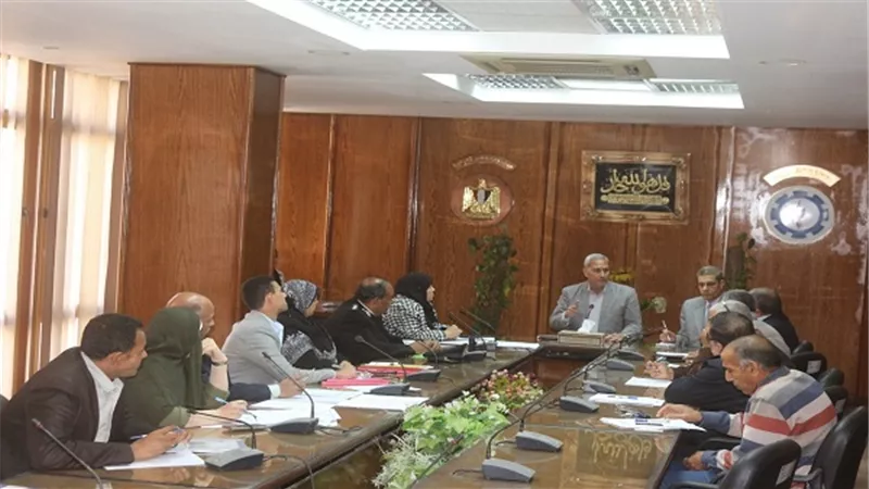 محافظ السويس يواصل العبث بعقول المواطنين خلال المتابعة الاسبوعية