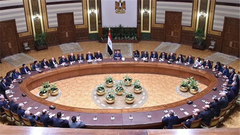 بالصور.. السيسي يلتقي وفدًا من علماء مصر في الخارج
