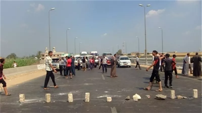 أهالي إيتاي البارود يقطعون طريق الإسكندرية الزراعي