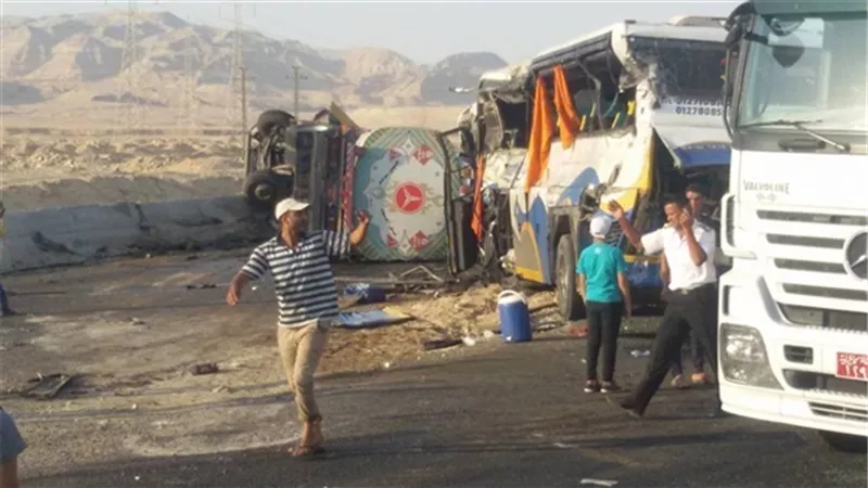 إصابة 8 في حادث تصادم اتوبيسين بطريق العين السخنة
