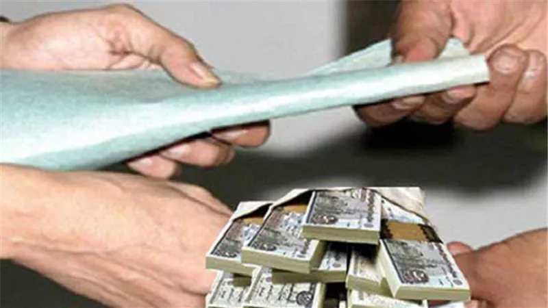 ضبط مأمور ضرائب أثناء تقاضيه رشوة 100 ألف جنيه