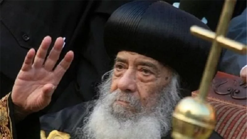 القمص رويس مرقص يؤدي صلاة الجنازة على روح الشهيدة ماجي مؤمن