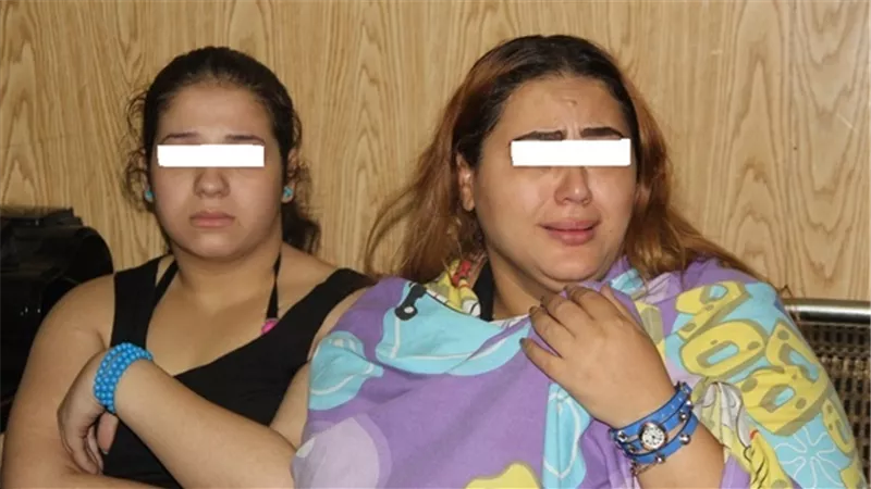 القبض على ساقطتين لممارستهما المتعة الحرام بالتجمع الخامس