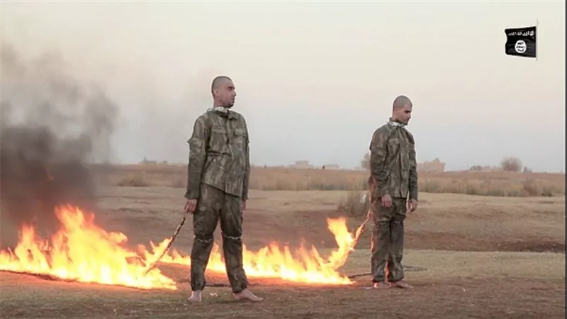بالصور.. داعش يعدم جنديين تركيين حرقًا