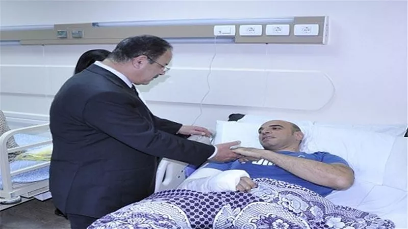 وزير الداخلية يزور مصابى العمليات بمستشفى الشرطة