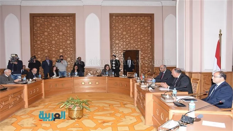 بالصور.. وزير الخارجية يستضيف مائدة مستديرة لعدد من المفكرين