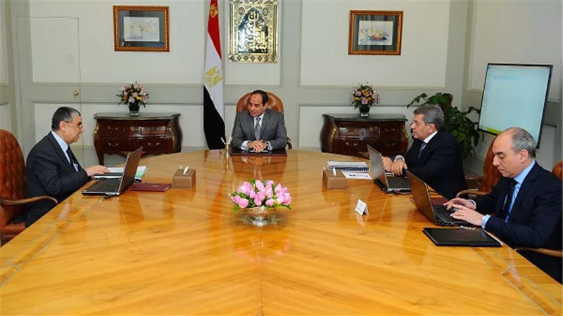 السيسي يعقد اجتماعاً مع وزير الكهرباء والطاقة المتجددة، ووزير المالية