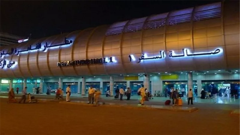 إخماد حريق بسيارة تابعة لجهة أمنية بمطار القاهرة