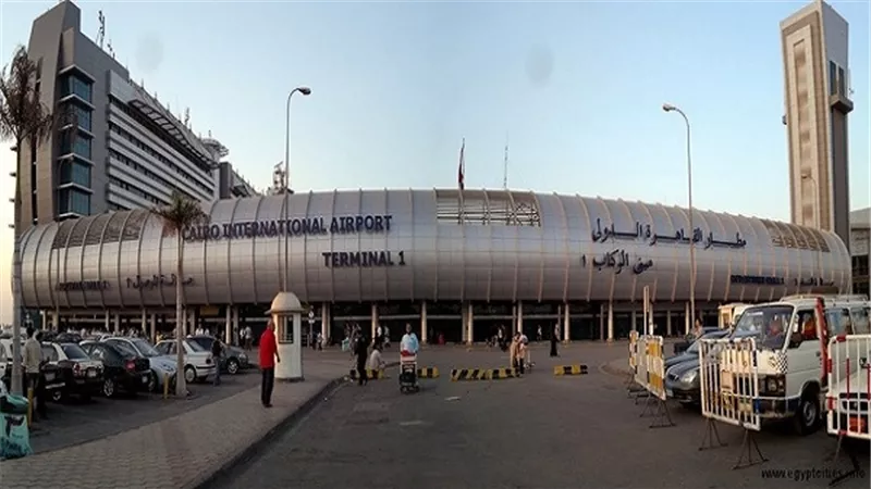 ضبط تشادي حاول تهريب 211 ألف دولار بمطار القاهرة
