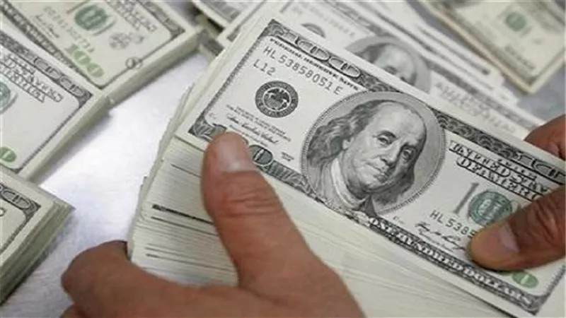 سعر الدولار في 10 بنوك بمنتصف تعاملات اليوم
