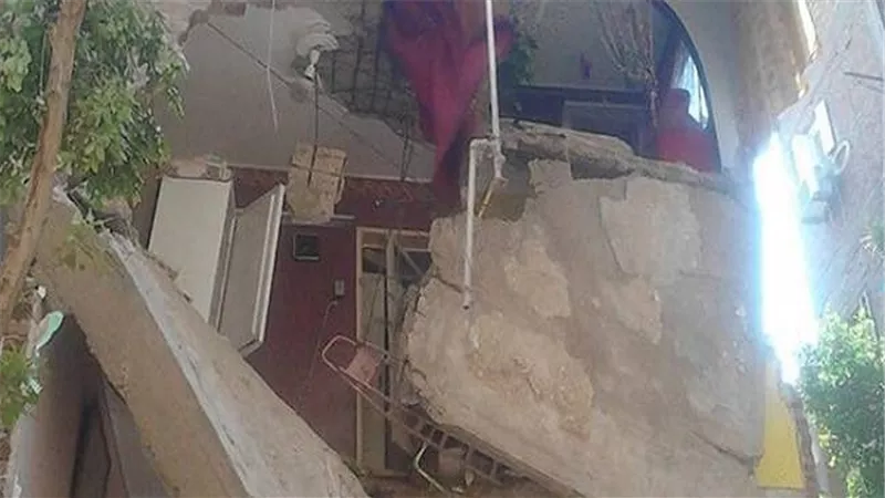 العناية الإلهية تنقذ سكان عقار بالسلام بعد سقوط برج 