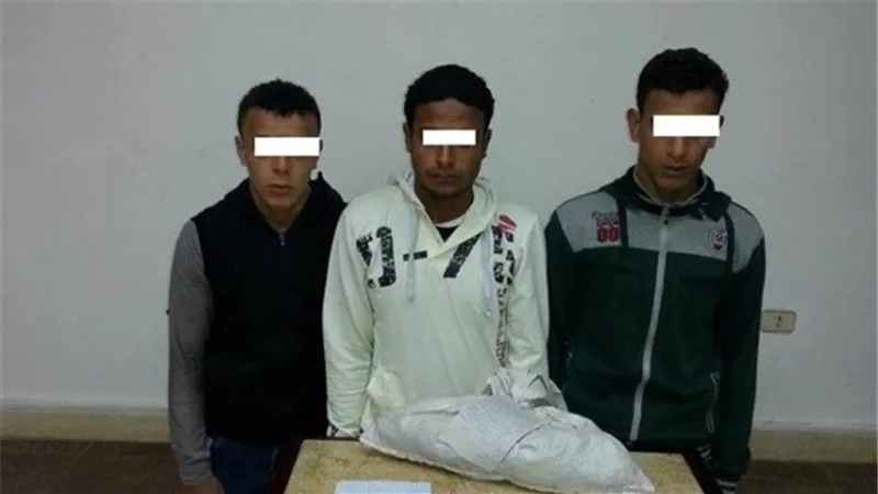 ضبط ٣ عاطلين بحوزتهم 13 ألف قرص مخدر و٥ كيلو حشيش بالإسكندرية