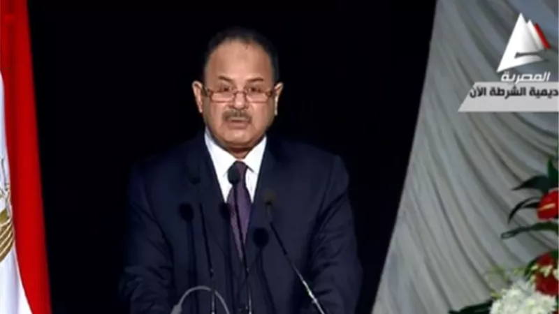 وزير الداخلية يهدي السيسي مجسم شعار الشرطة