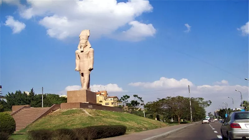 نصب نموذج تمثال رمسيس الثاني في ميدان مصر الجديد بالإكوادور