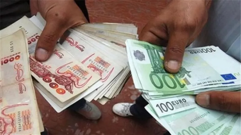 ضبط عامل أثناء اتجاره بالعملات الأجنبية في السوق السوداء بالهرم